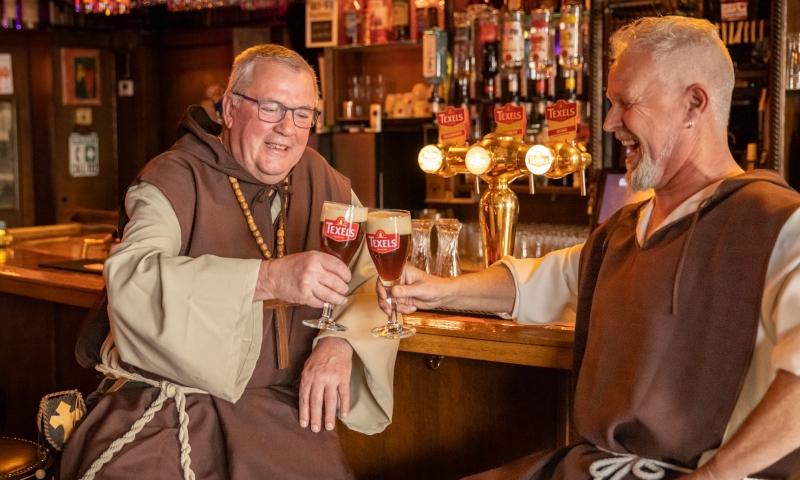 Monniken proosten met Ruuge Monnik bier van de Texelse Bierbrouwerij